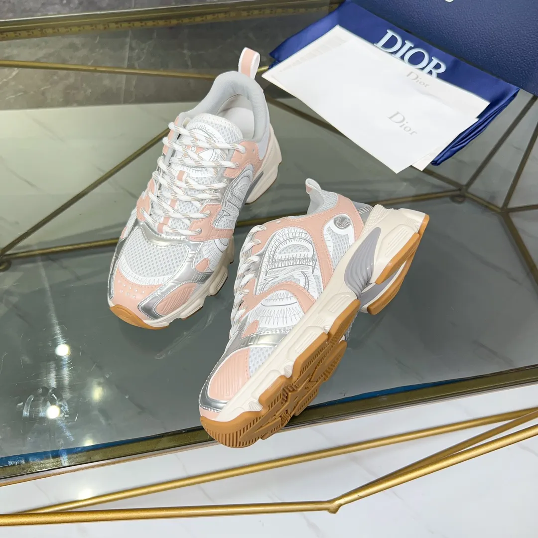 P500 Dior Chrono sneakers are a new product of the 2024 autumn ready-to-wear series, reinterpreting running shoes with Dior's haute couture style. Crafted from beige mesh with laminated leather-effect panels in gold and silver tones, it's highlighted by CD logos on the sides, a star patch on the tongue and a Dior logo on the heel. Featuring tri-color laces, a lightweight sole and star embellishments for a casual look for any season. Size: Female size 35-41 (Female size 41 and 42 can be customized) Male size 39-44 (45/46 can be customized) Color: white, pink, gold, silver, black